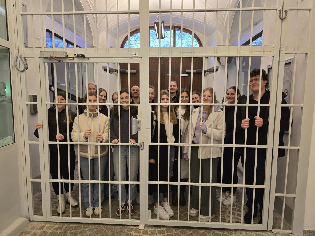 Gefängnis Garsten, Schülerinnen hinter Gittern