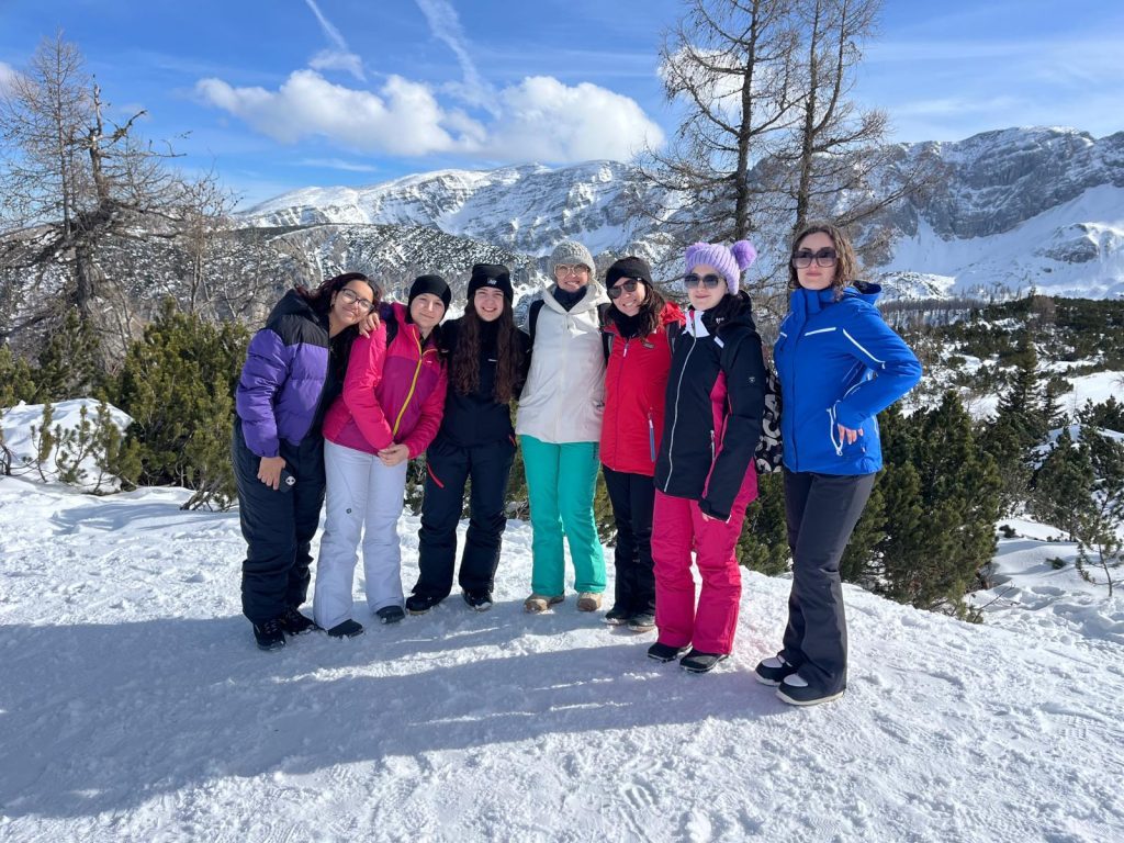Schülerinnen und Lehrerinnen aus Italien auf der Schipiste