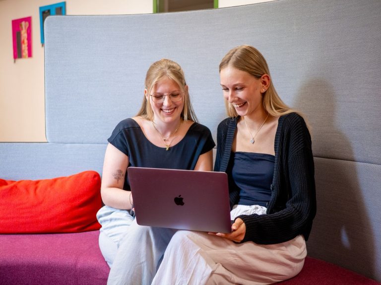 BBS Weyer Schülerinnen besprechen